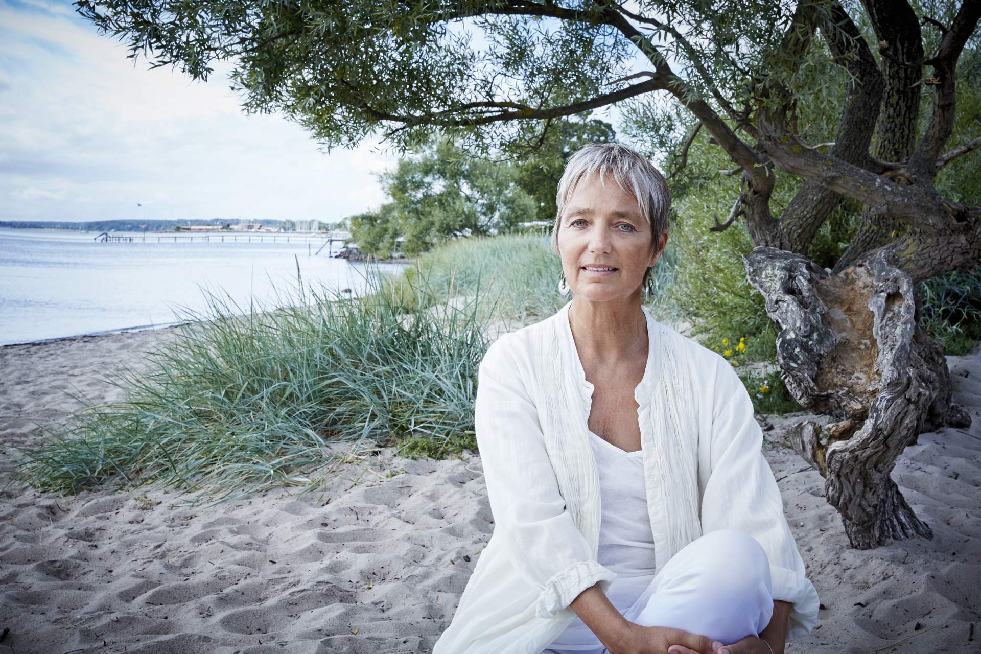 Eva i naturen Eva sidder på en strand i naturen